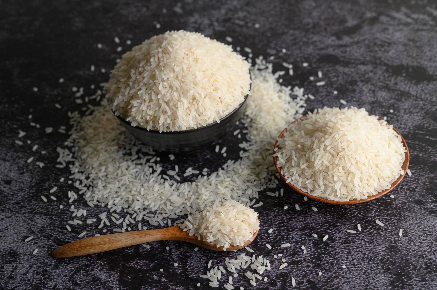Close-up de arroz molido en tazones. foto