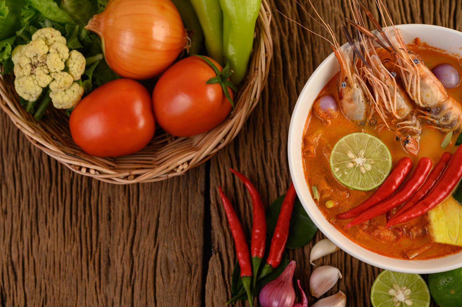 sopa tailandesa de tom yum kung caliente y picante foto