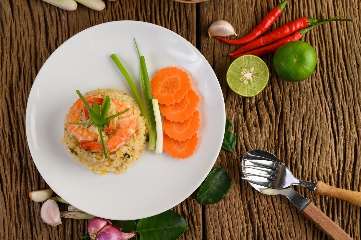 Arroz frito con camarones en un plato blanco foto