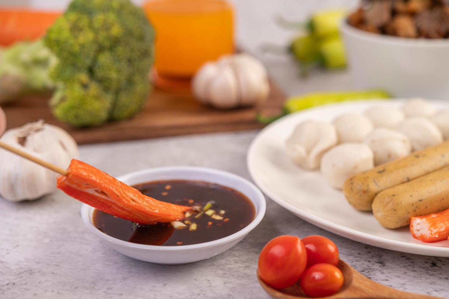 albóndigas de cerdo y brochetas con chorizo y verduras foto