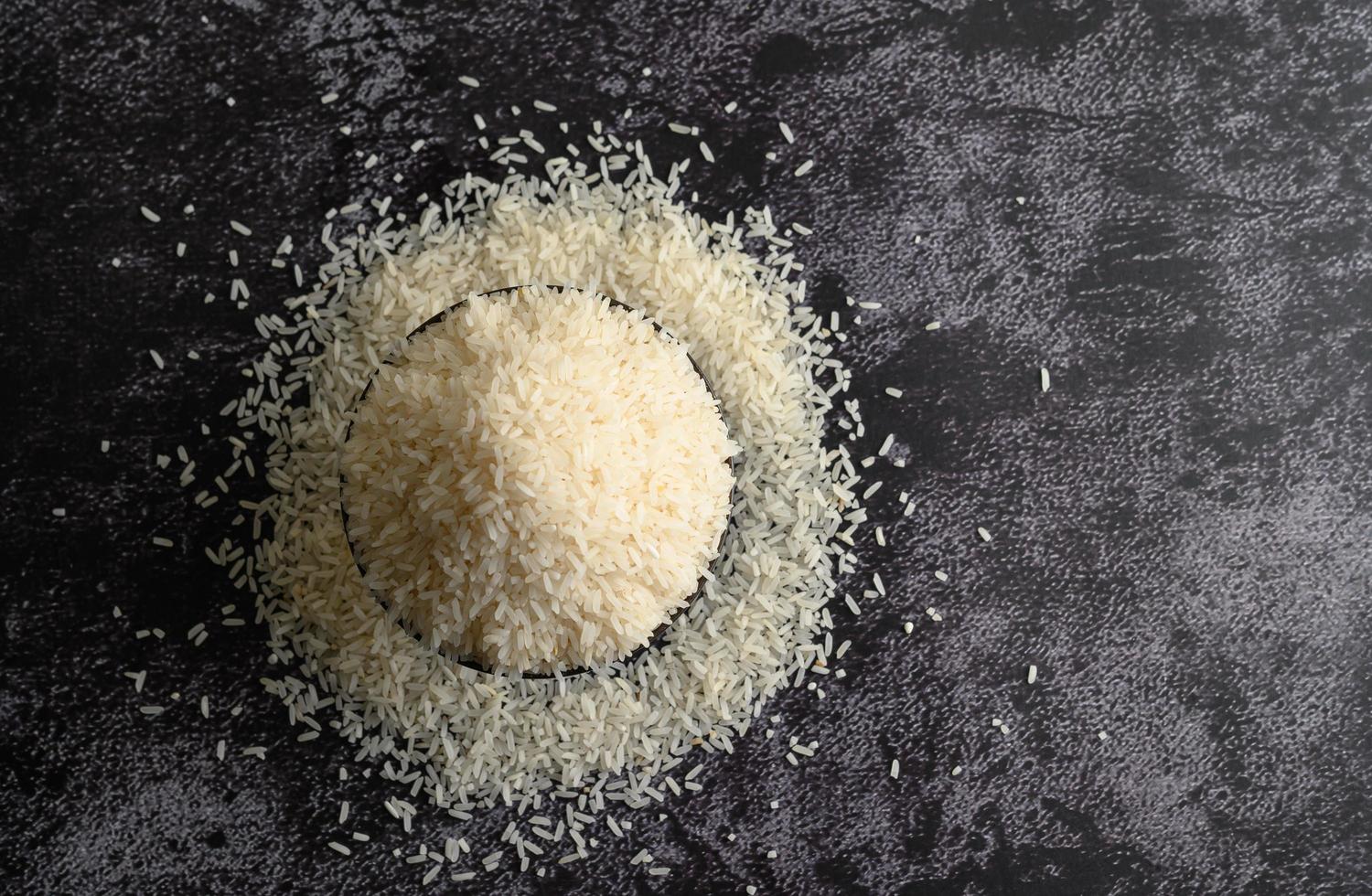 Milled rice in a black bowl photo
