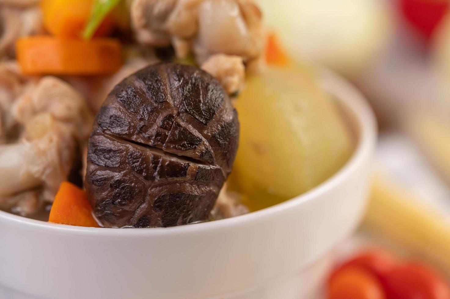 sopa de albóndigas de cerdo rodeada de ingredientes foto