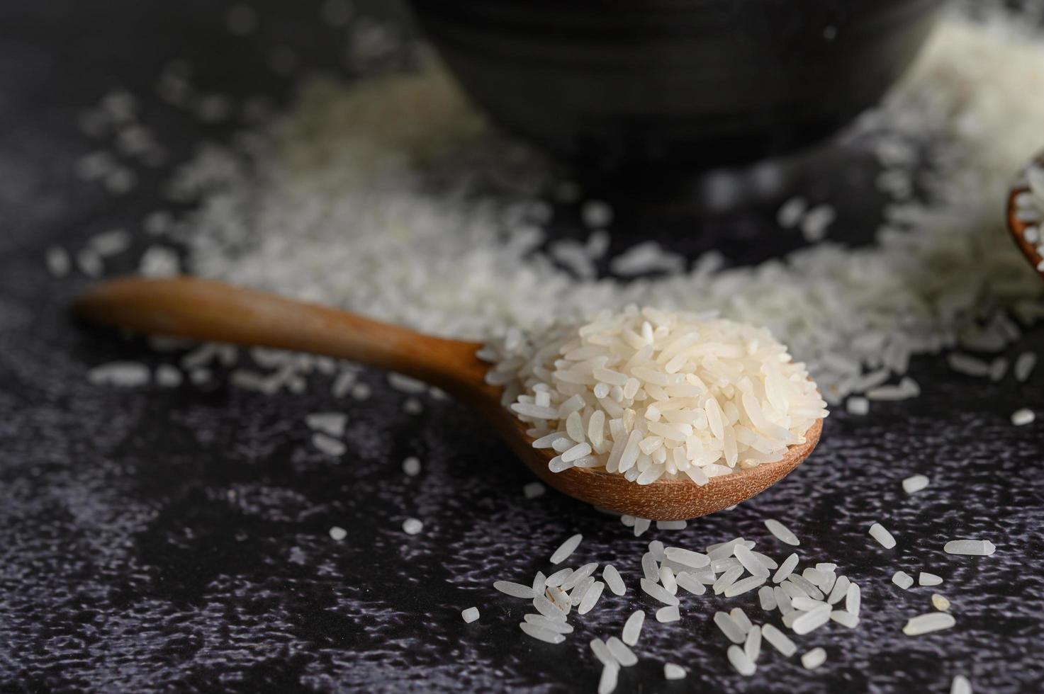 Close-up de arroz molido en tazones. foto