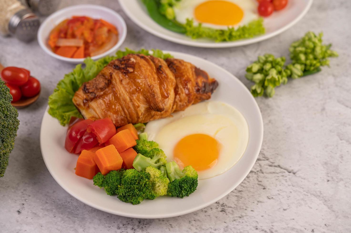 croissant de huevo fresco y desayuno de verduras foto