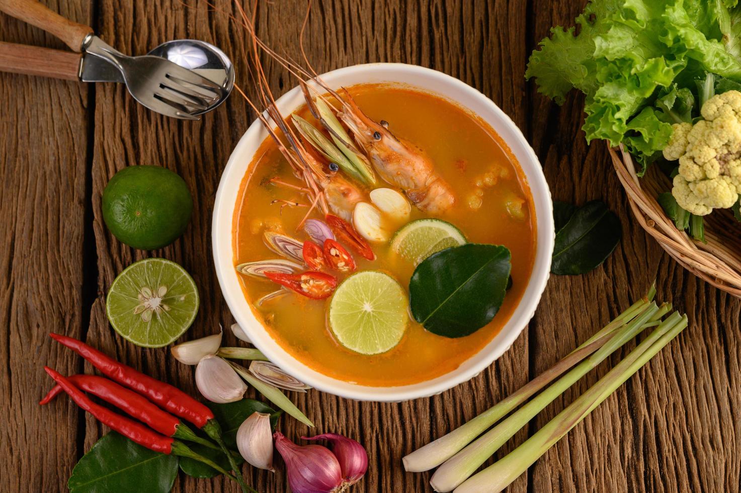 sopa tailandesa de tom yum kung caliente y picante foto