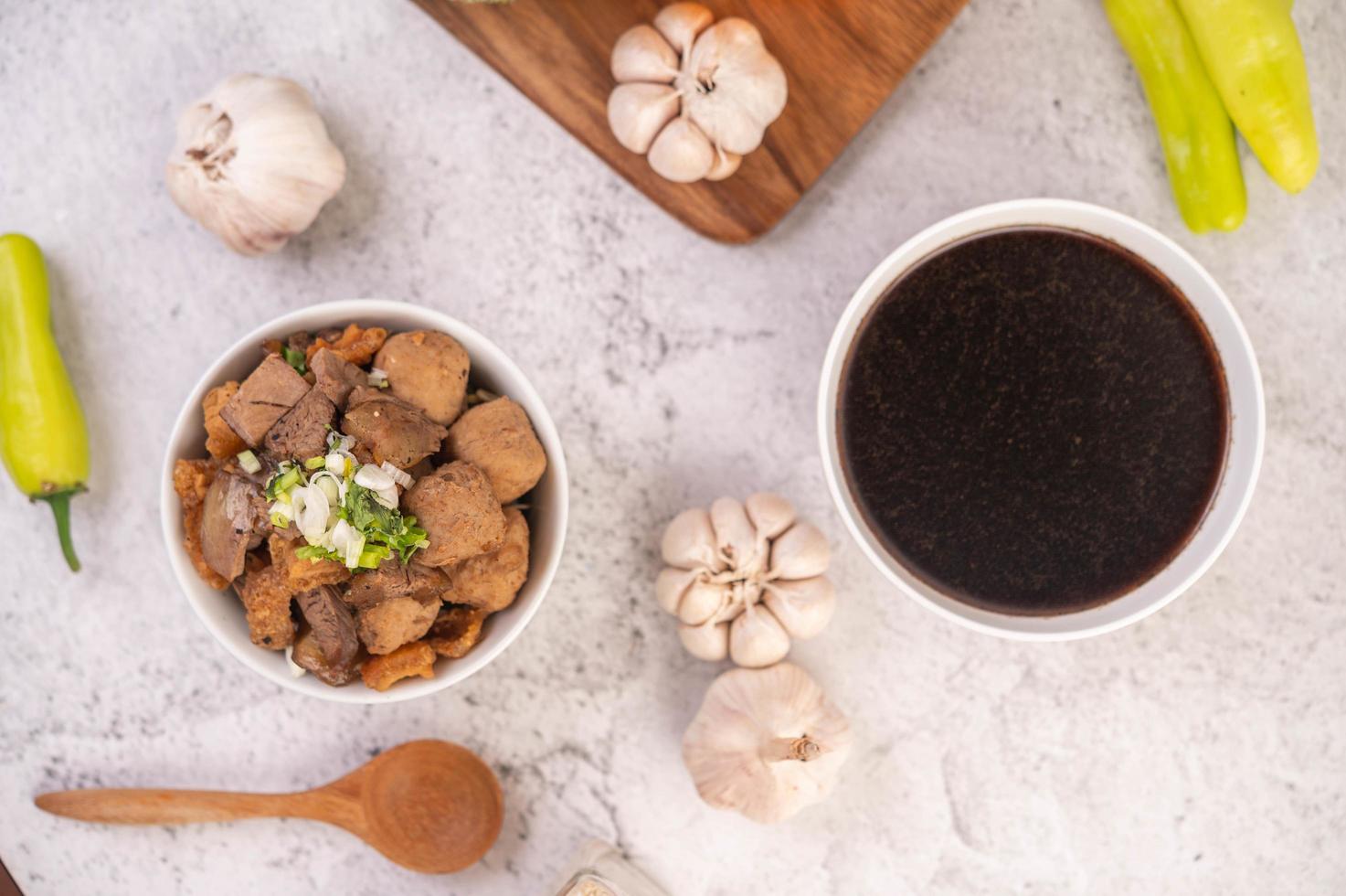 kuay jab en una taza con albóndigas de cerdo foto