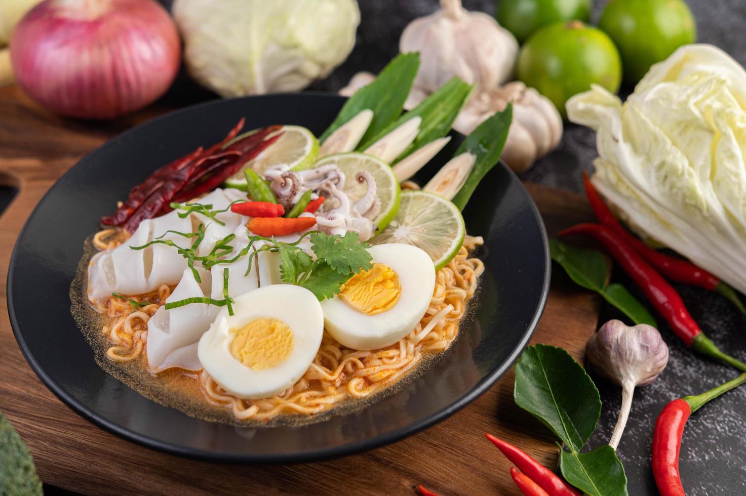 fideos con calamares y huevo cocido foto