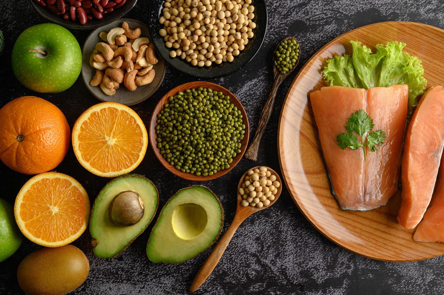 legumbres, frutas y trozos de salmón foto