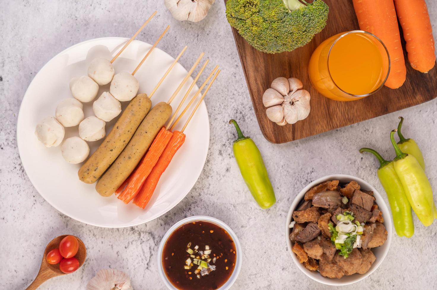 albóndigas de cerdo y brochetas con chorizo y verduras foto