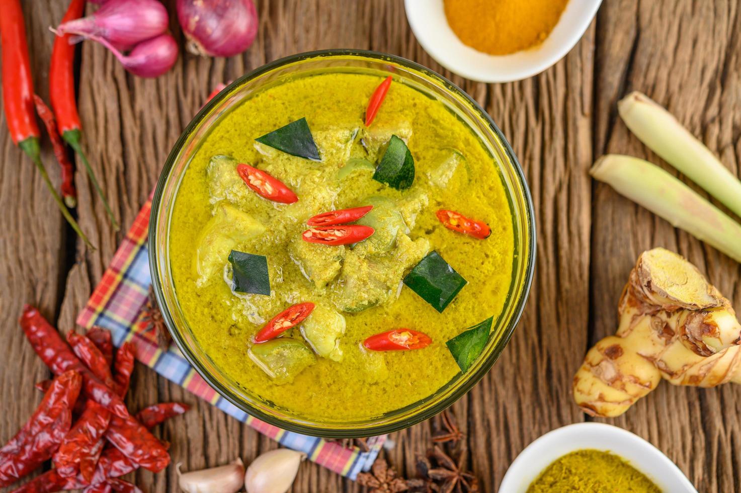 curry verde picante en un recipiente con especias foto