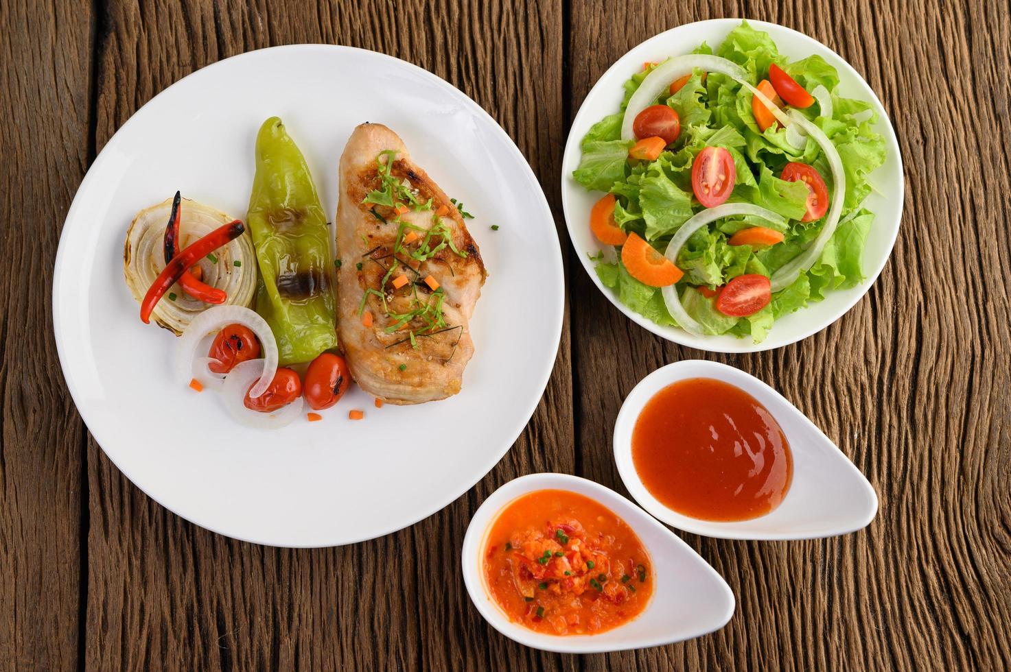 pollo a la plancha con verduras a la plancha y ensalada foto