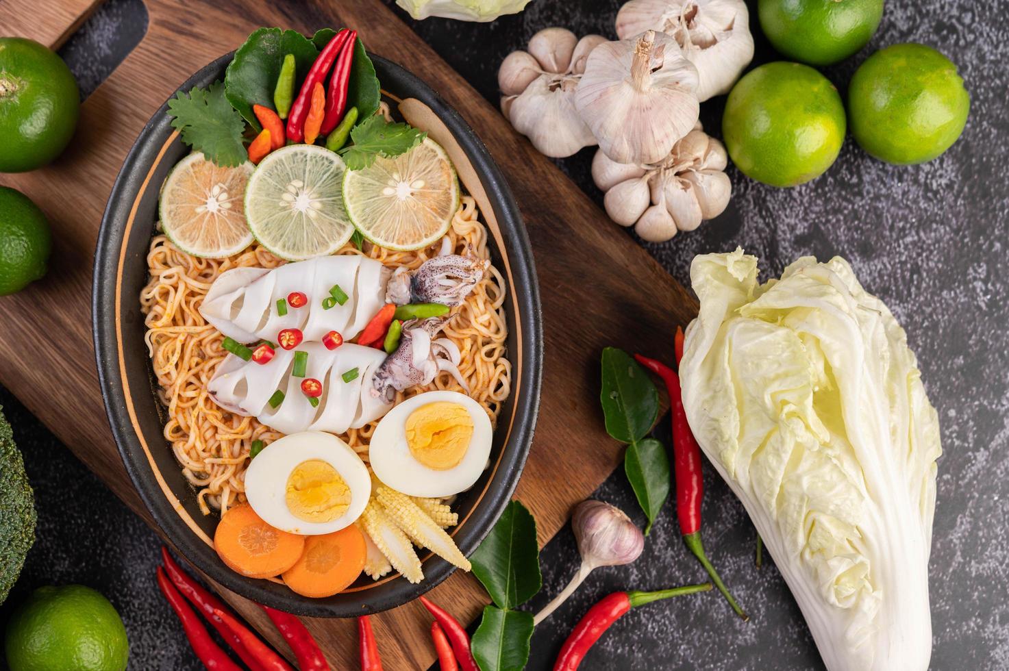 fideos con calamares y huevo cocido foto