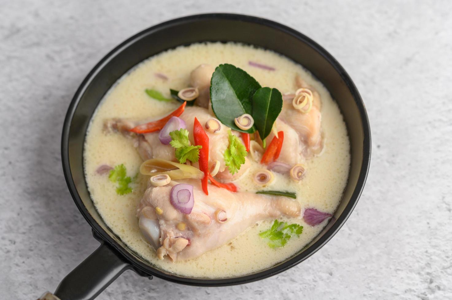 sopa tom kha kai con hojas de lima kaffir, limoncillo, cebolla morada, galanga y chile foto