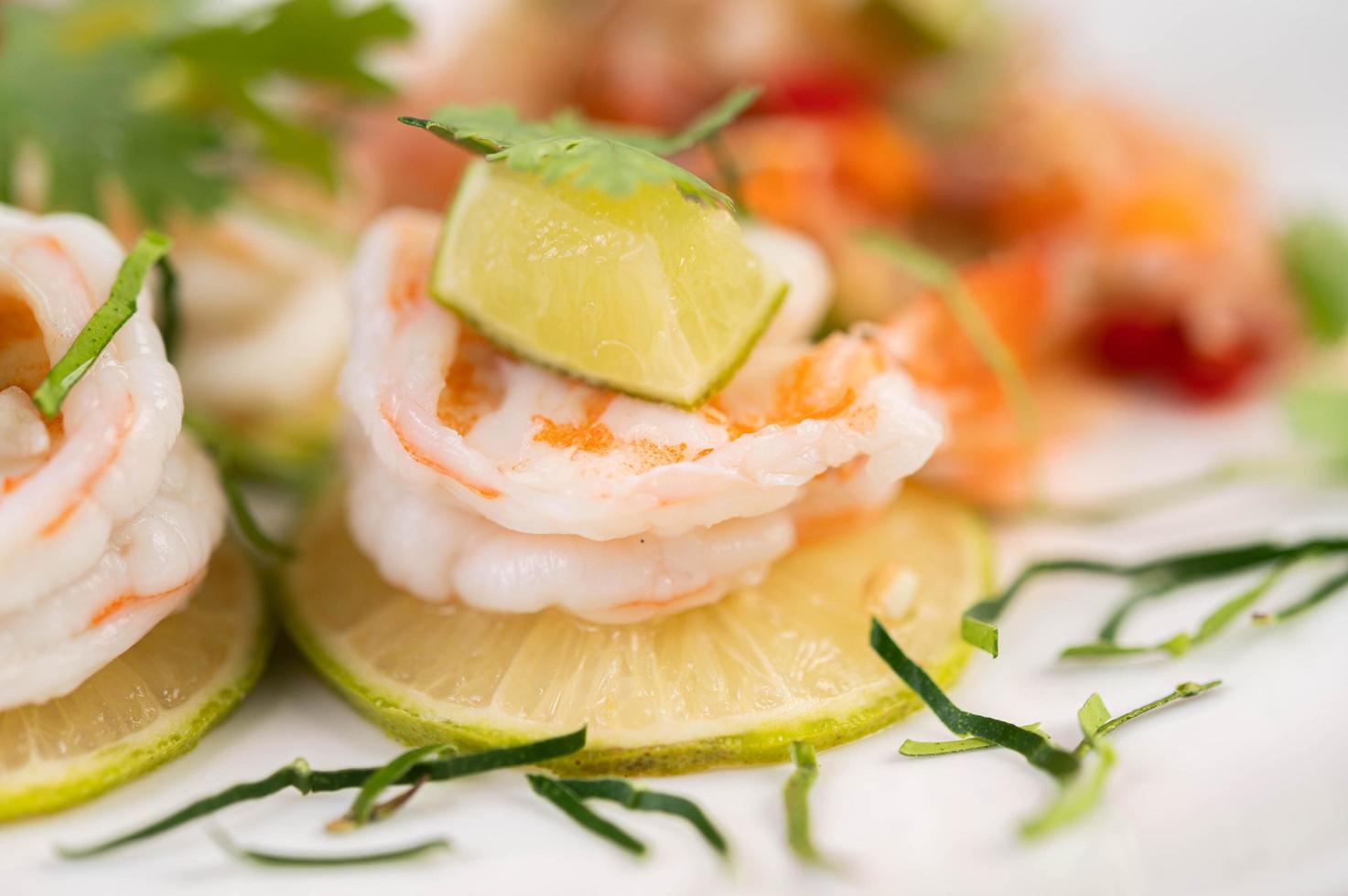 ensalada tailandesa picante con camarones foto