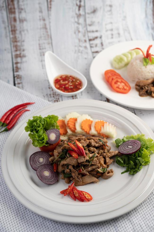 albahaca de cerdo salteada con zanahoria, pepino y cebolla foto