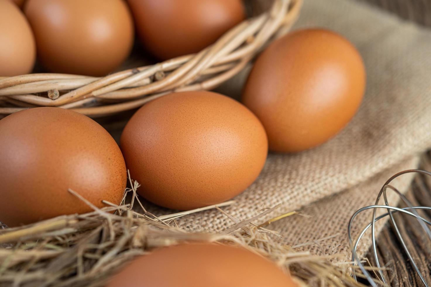 huevos crudos sobre cáñamo y paja foto