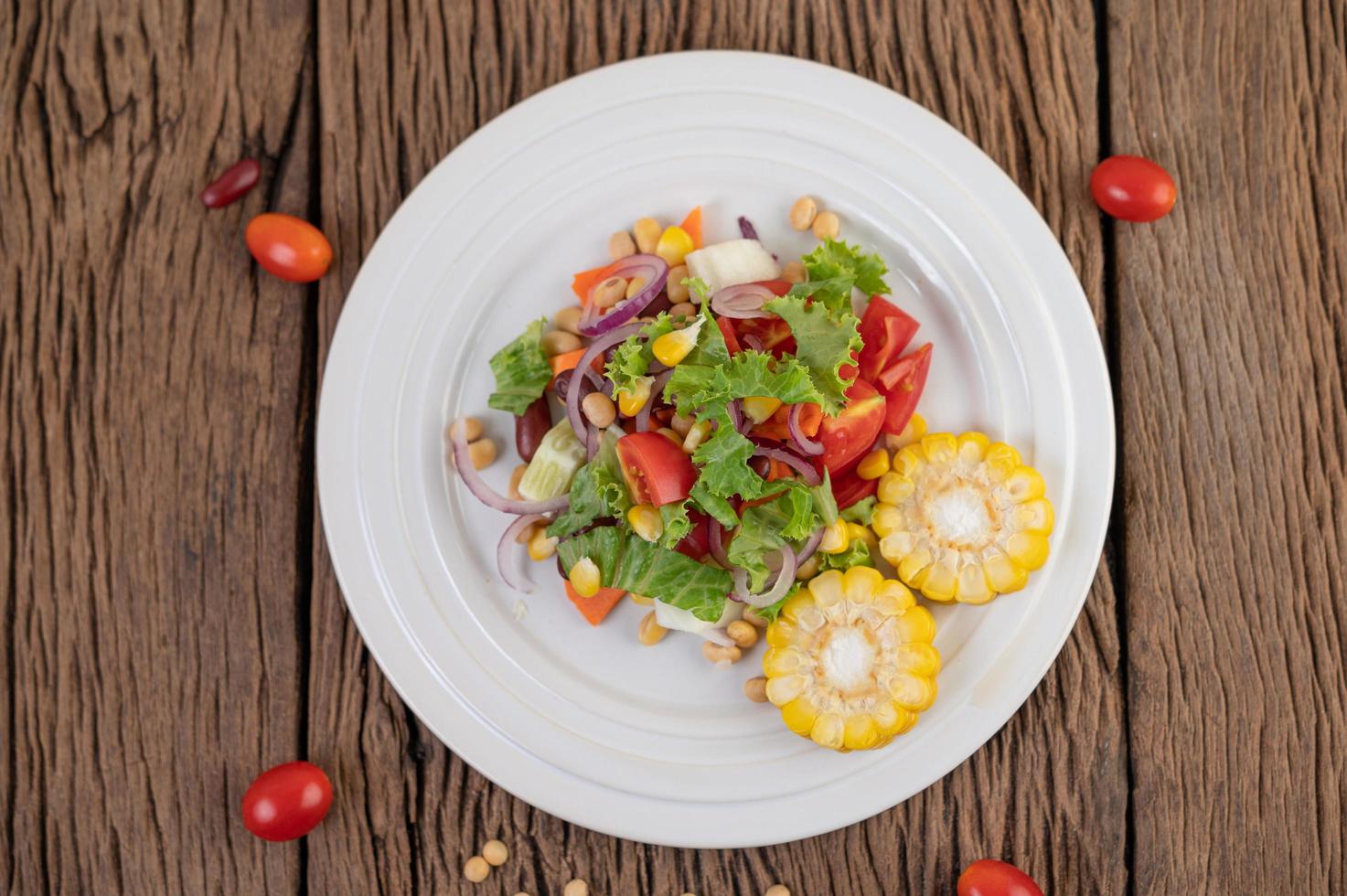 Ensalada de frutas y verduras en una placa blanca. foto