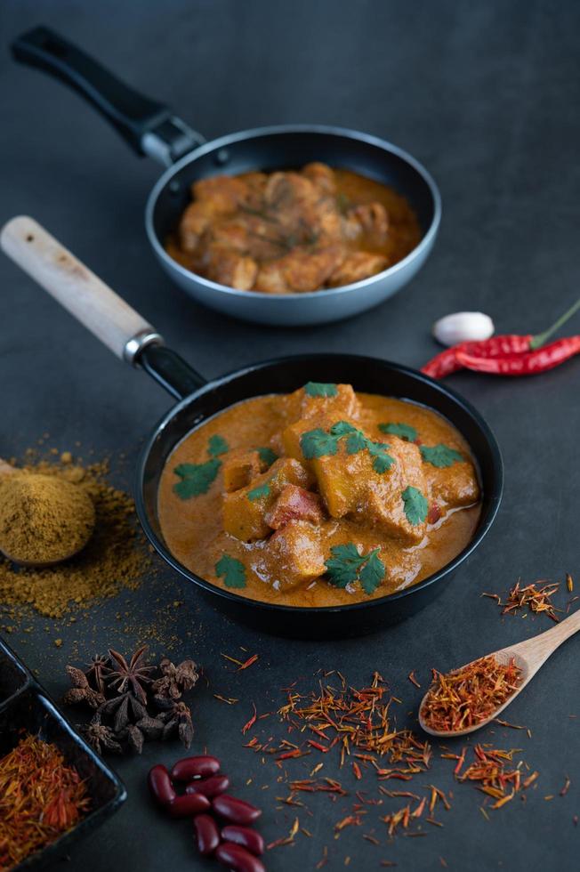 curry massaman con especias tradicionales foto