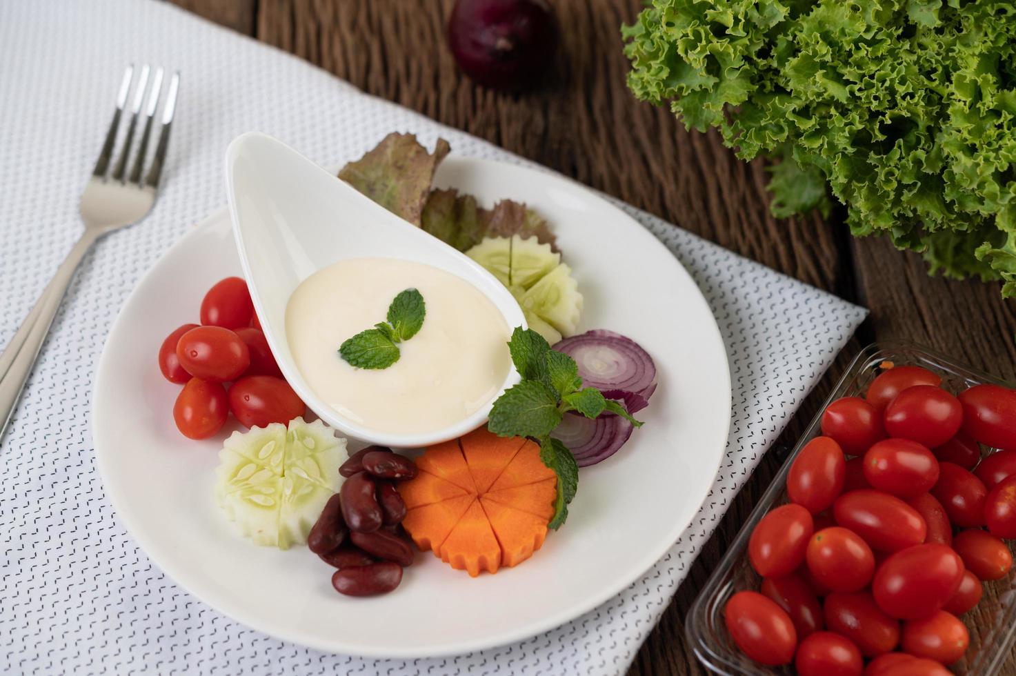 ingredientes para aderezo para ensaladas en tazas foto