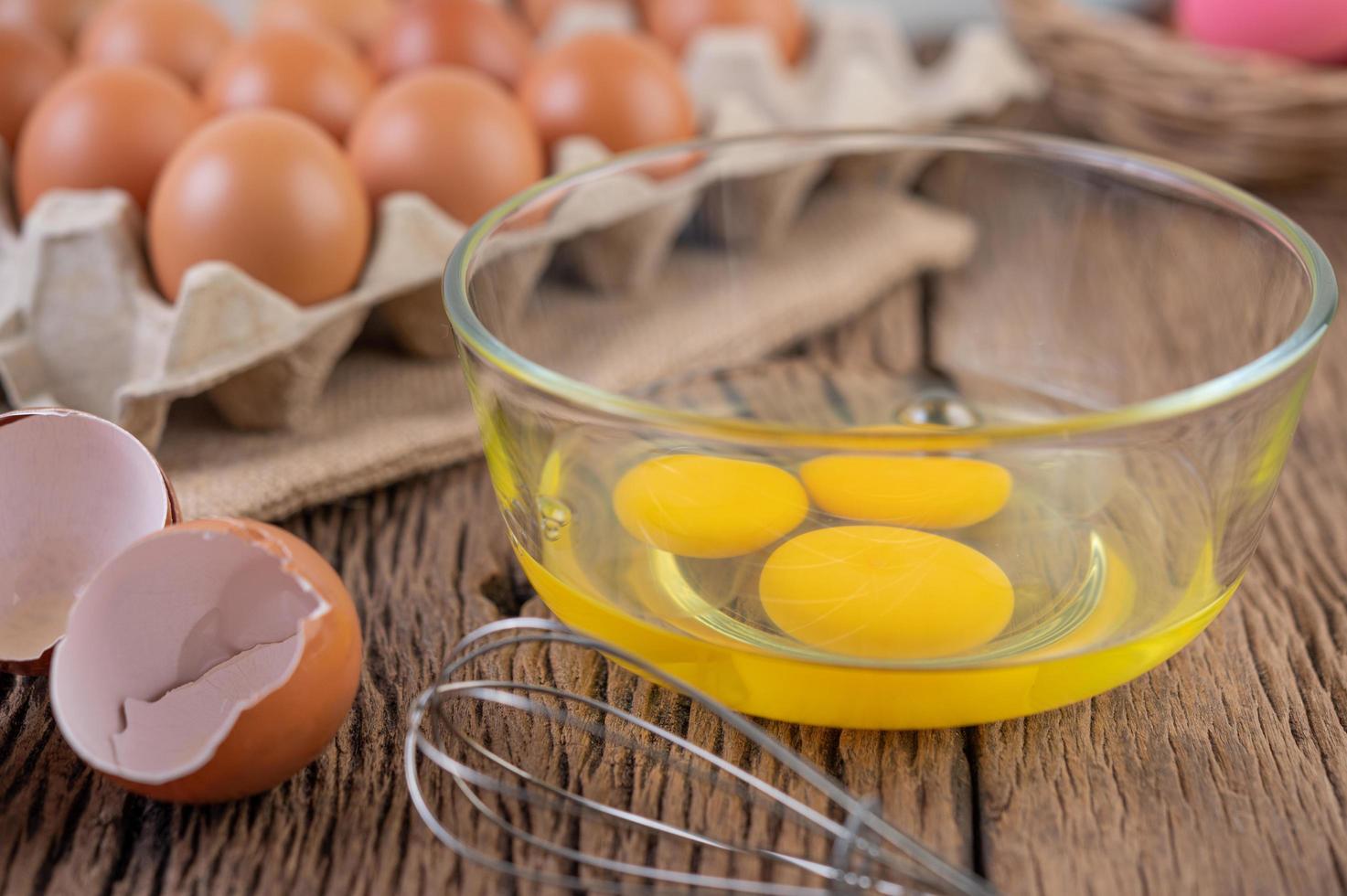 huevos de gallina orgánicos crudos foto