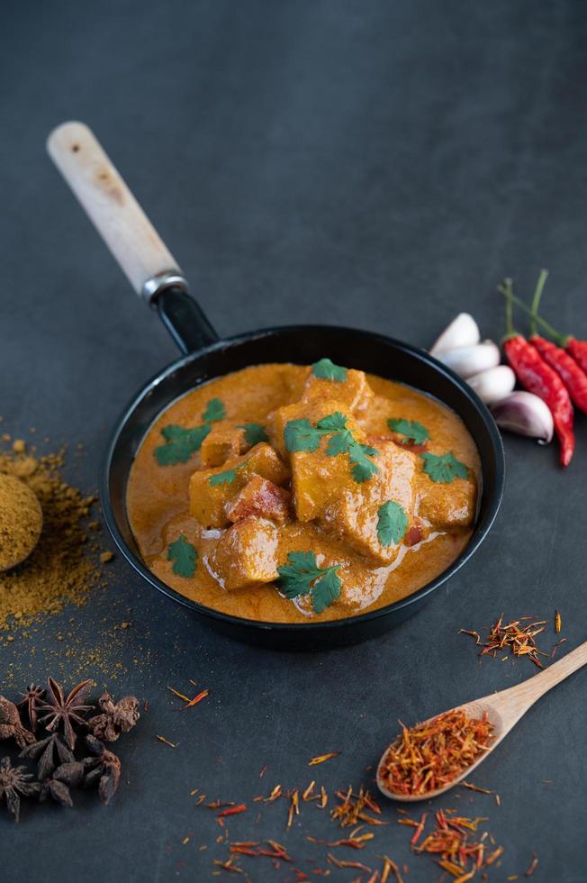 curry massaman con especias tradicionales foto