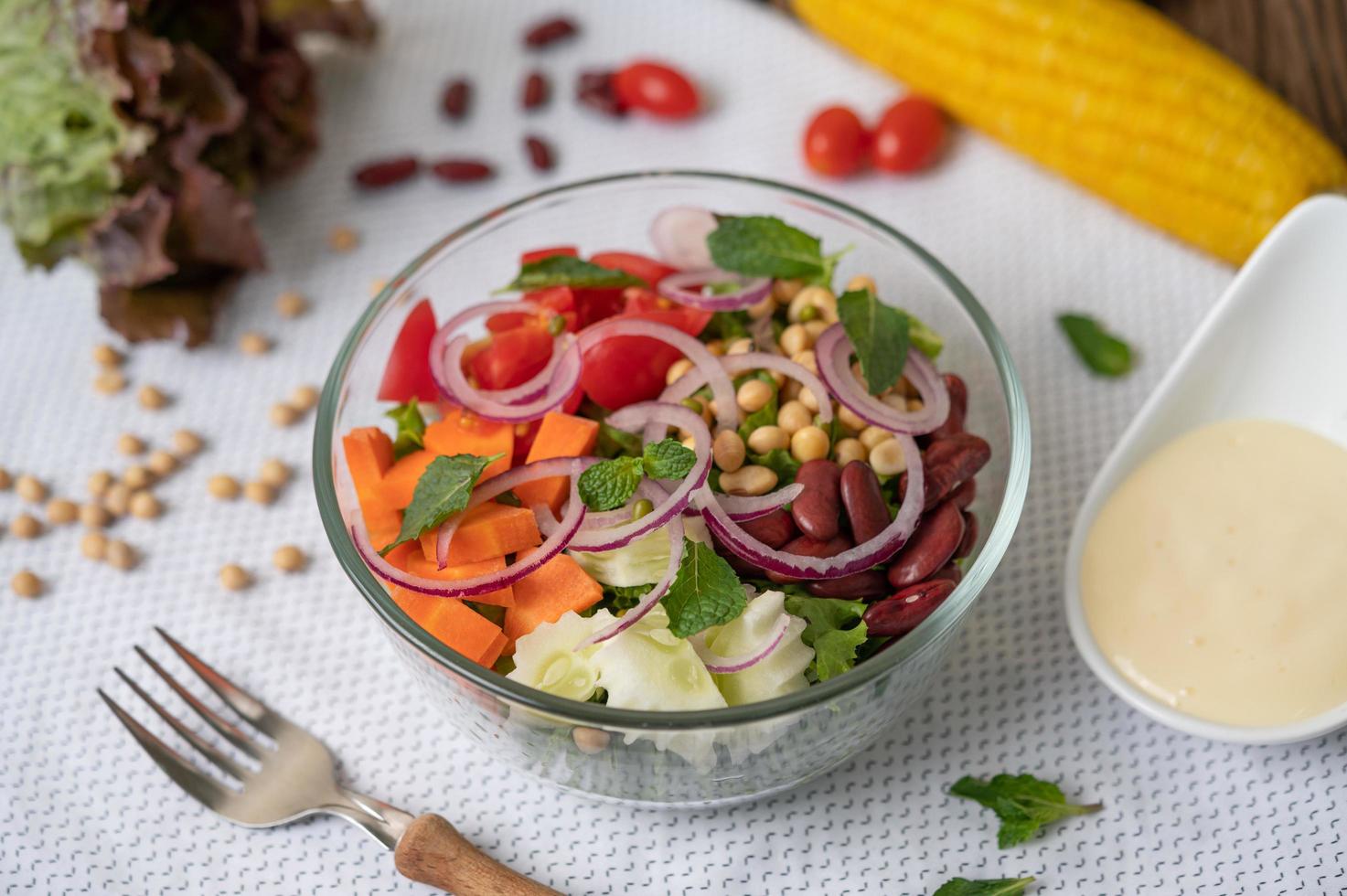 Ensalada de frutas y verduras frescas en un recipiente de vidrio foto