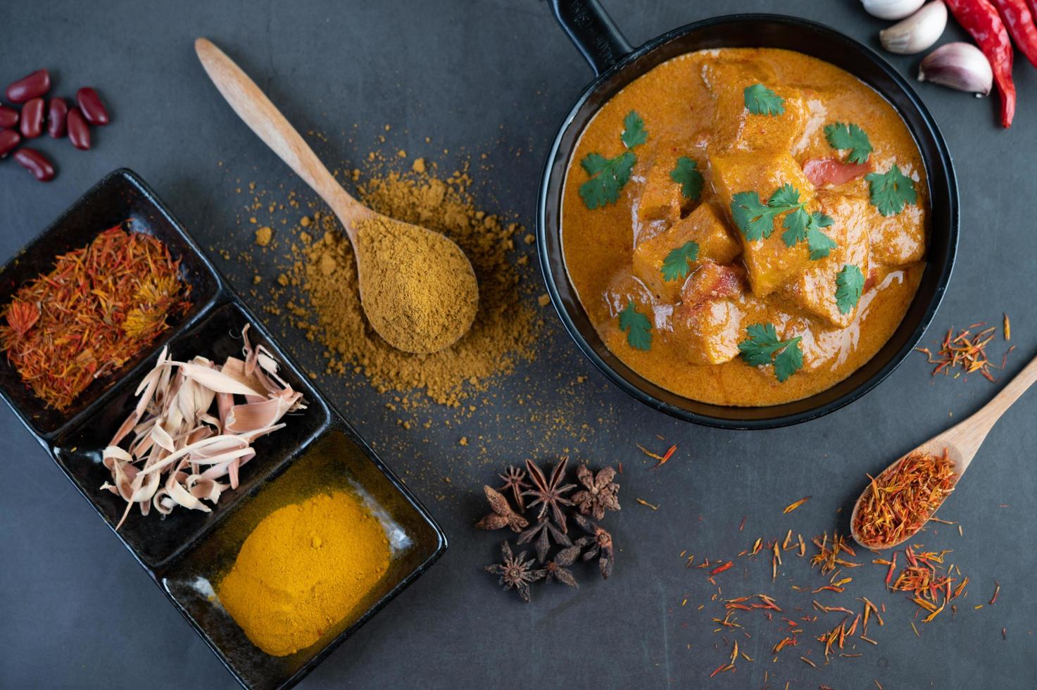 curry massaman con especias tradicionales foto