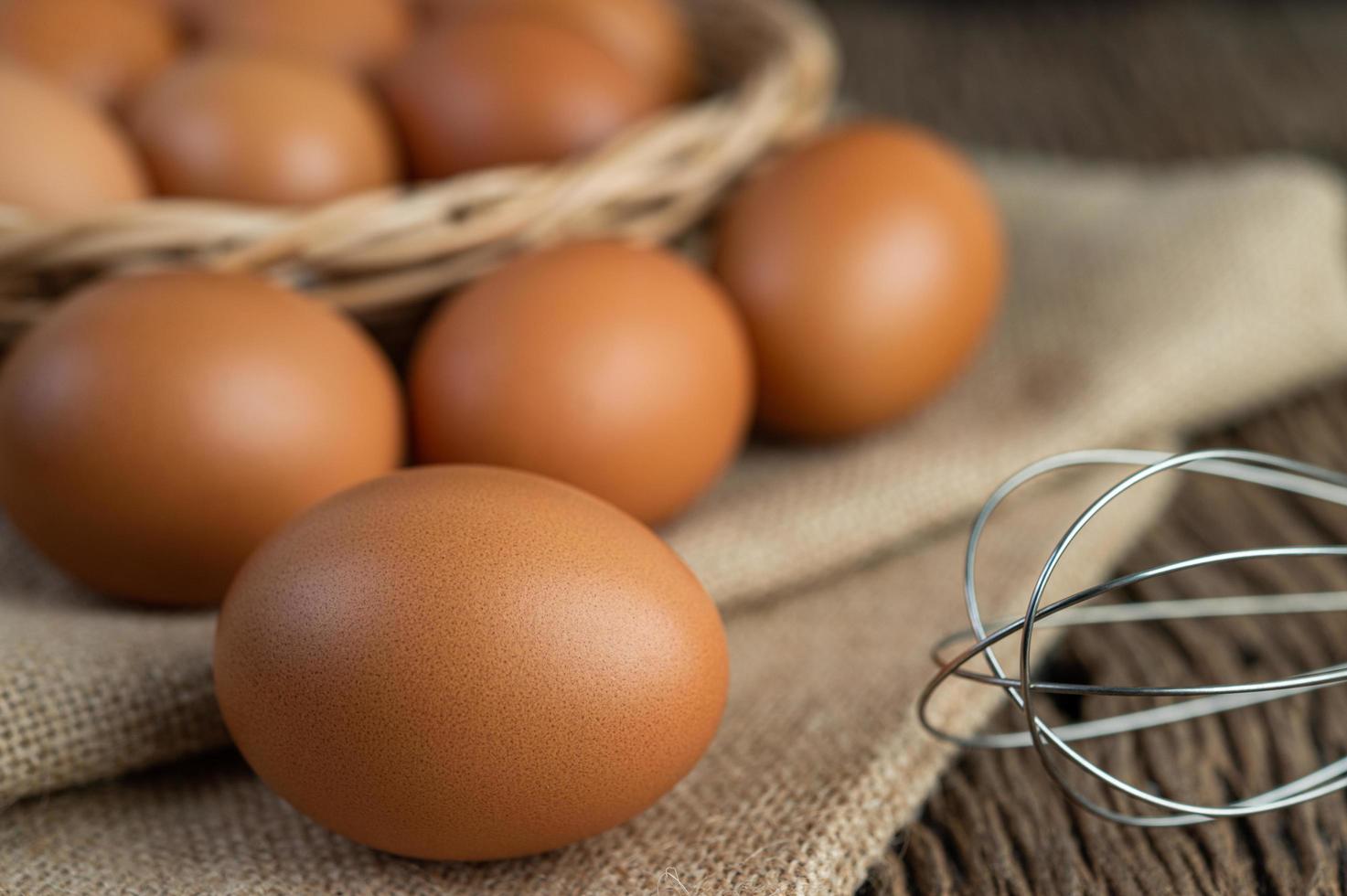 huevos crudos sobre cáñamo y paja foto