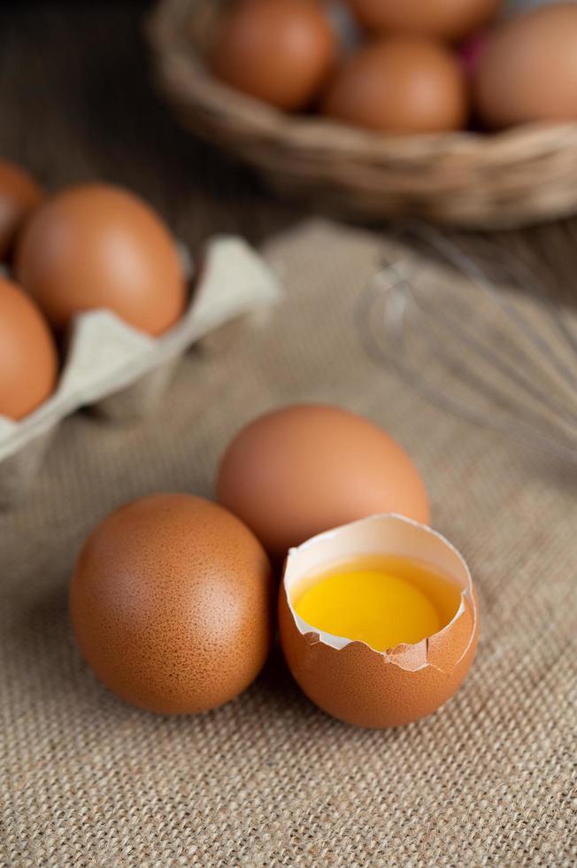 huevos orgánicos crudos en un saco de cáñamo foto