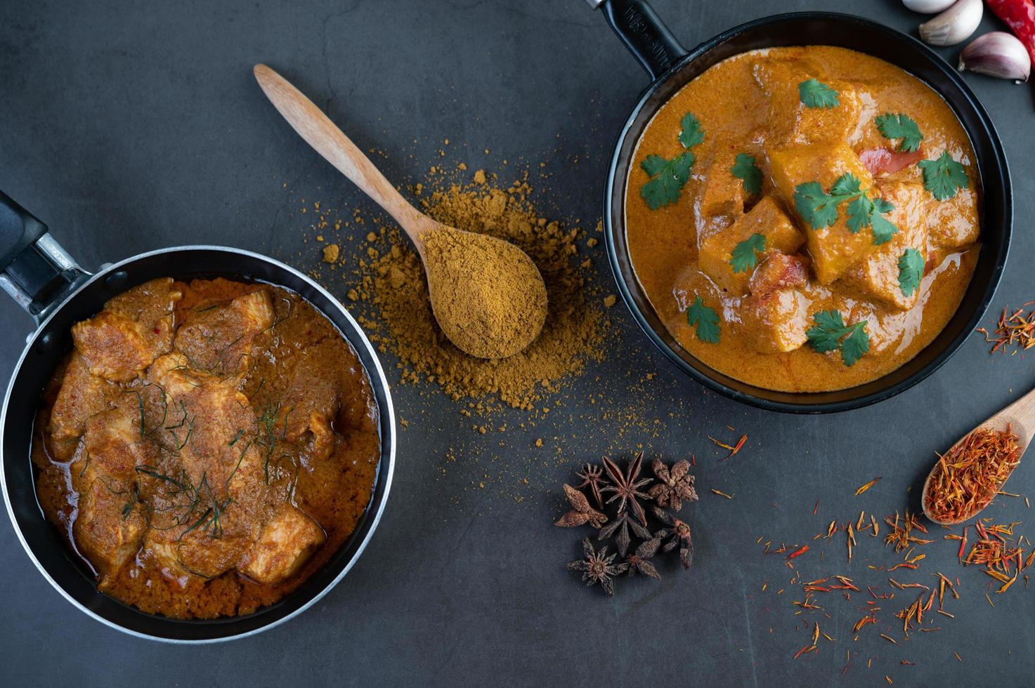 curry massaman con especias tradicionales foto
