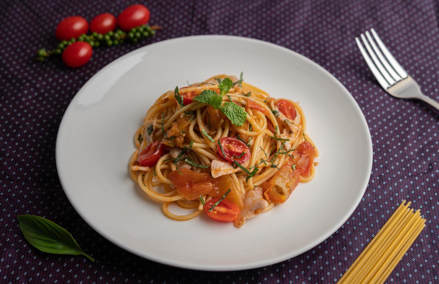 espaguetis gourmet bellamente dispuestos en un plato blanco foto