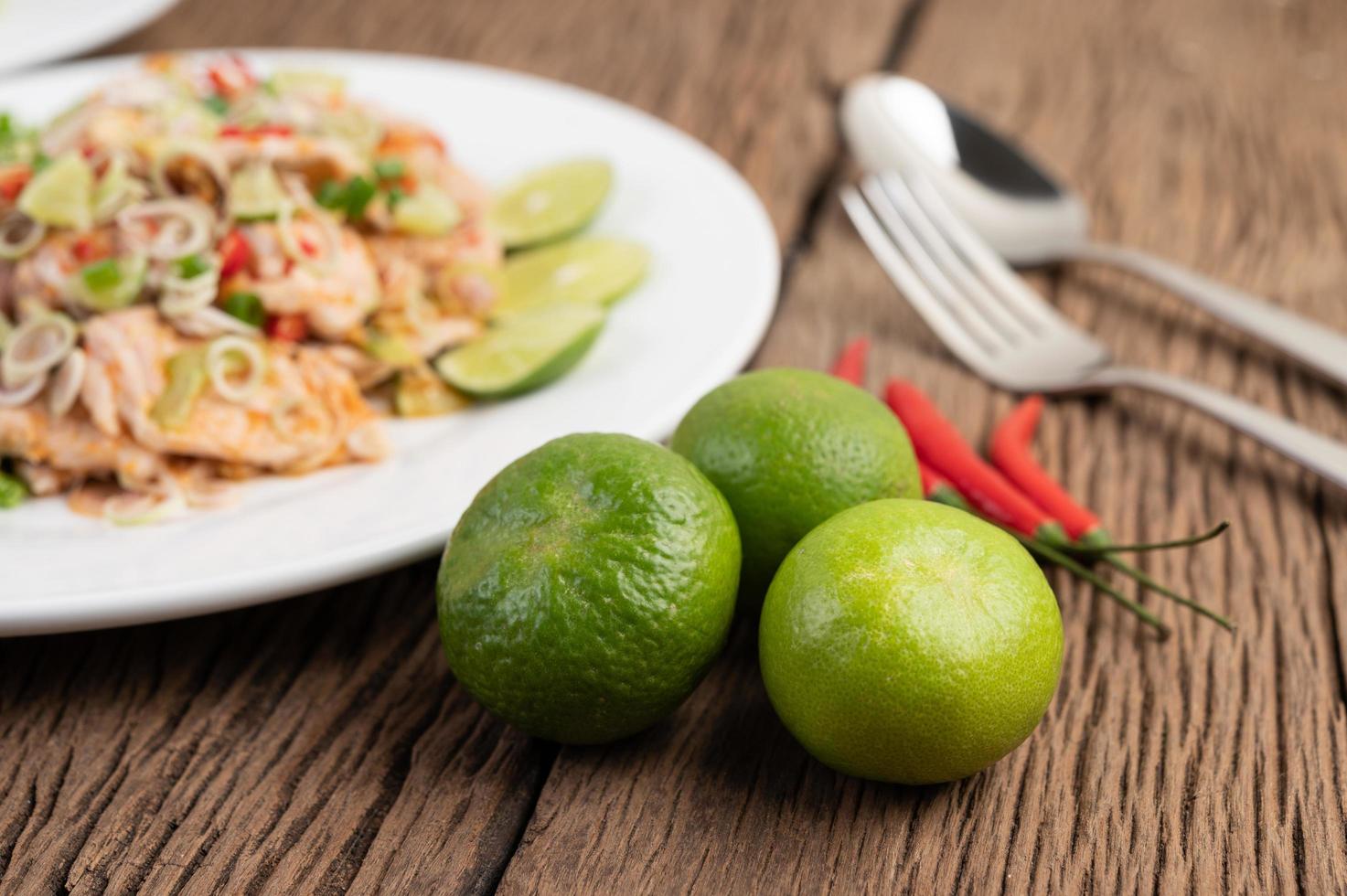 Ensalada picante de cerdo con galanga, limón, ají y ajo foto