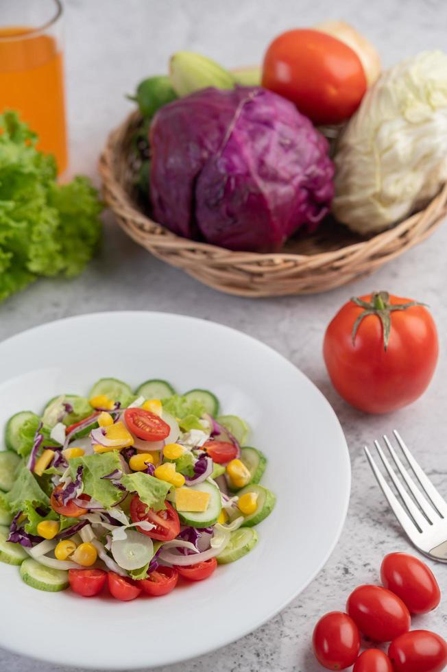 una ensalada con verduras foto