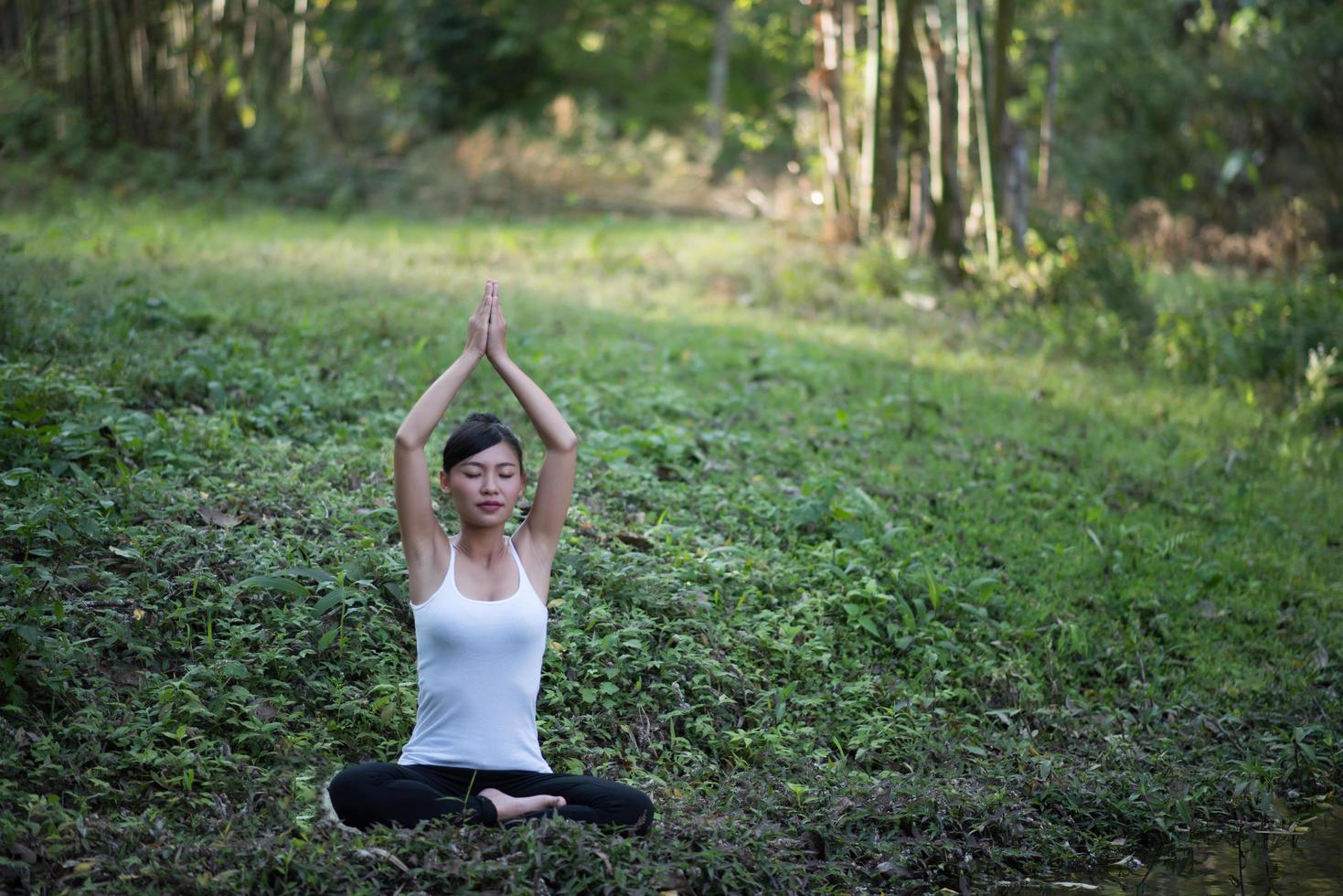 mujer en pose de yoga al aire libre en la naturaleza foto