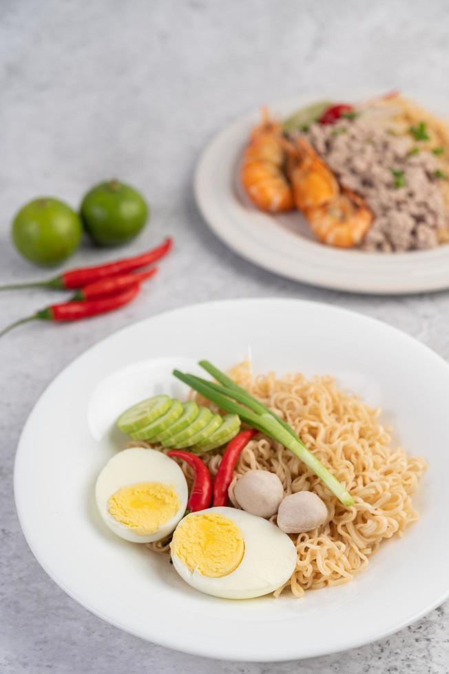 fideos con huevos cocidos y verduras foto