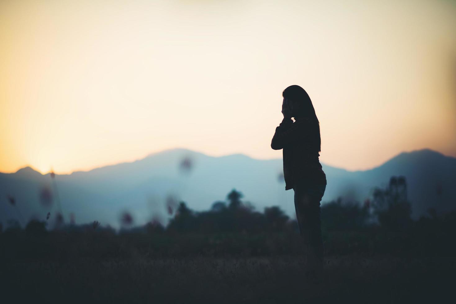 silueta de mujer sobre fondo hermoso atardecer foto