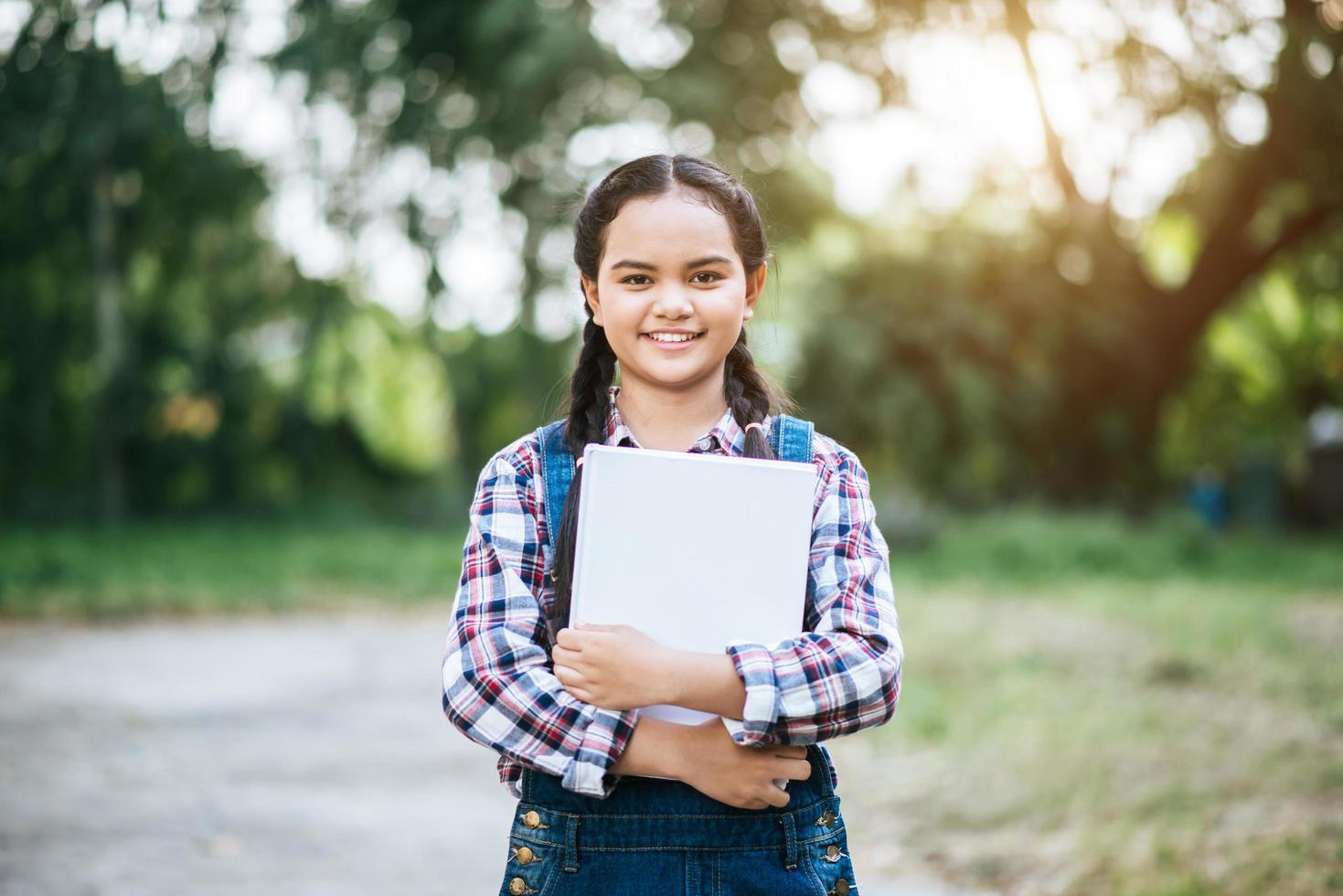 joven estudiante sosteniendo un libro foto