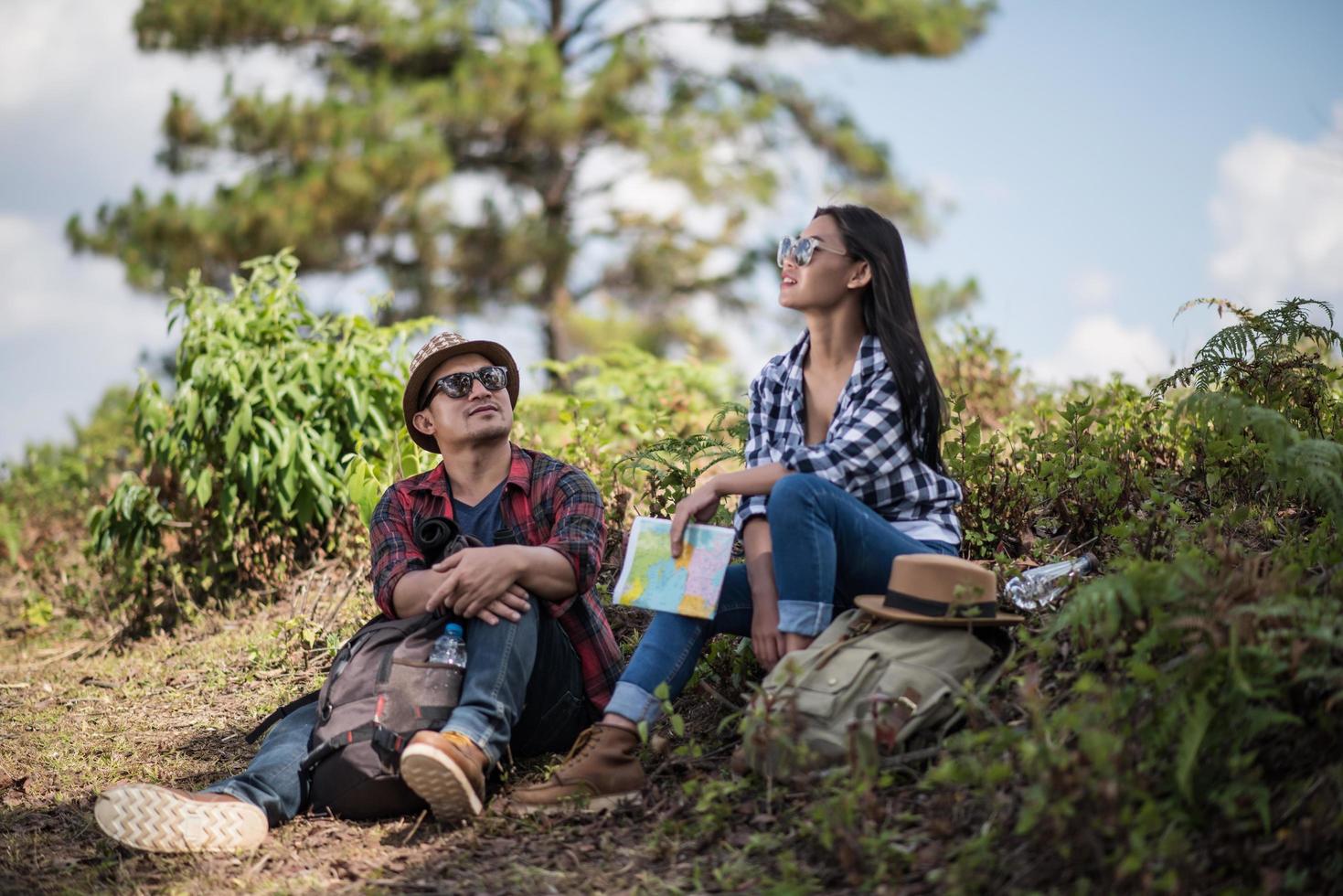 pareja joven, mirar el mapa, mientras, excursionismo, en el bosque foto