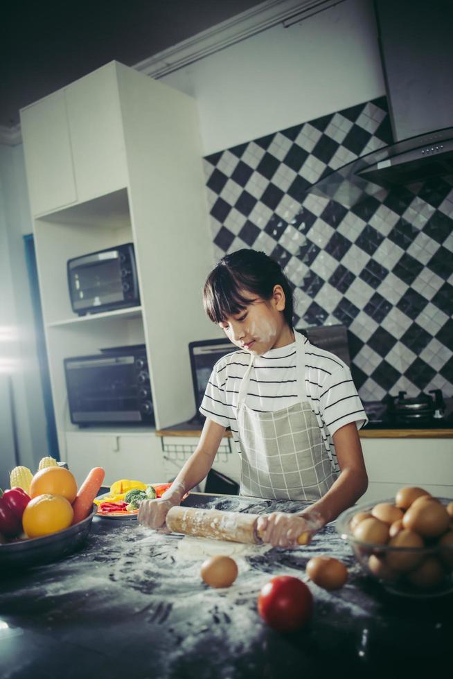 Atractiva pareja cocinando en la cocina de casa foto