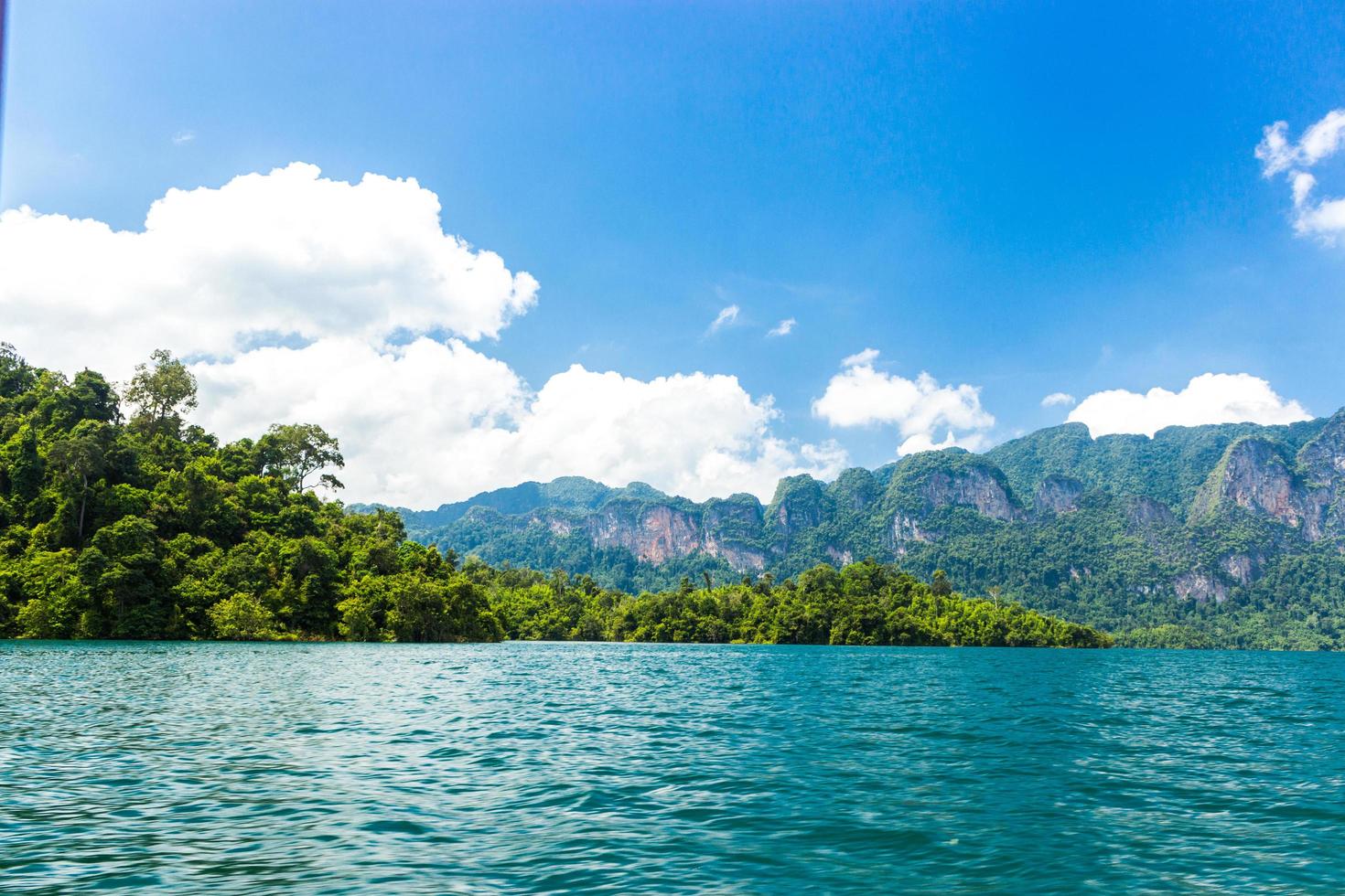 montañas y agua con cielo azul nublado foto