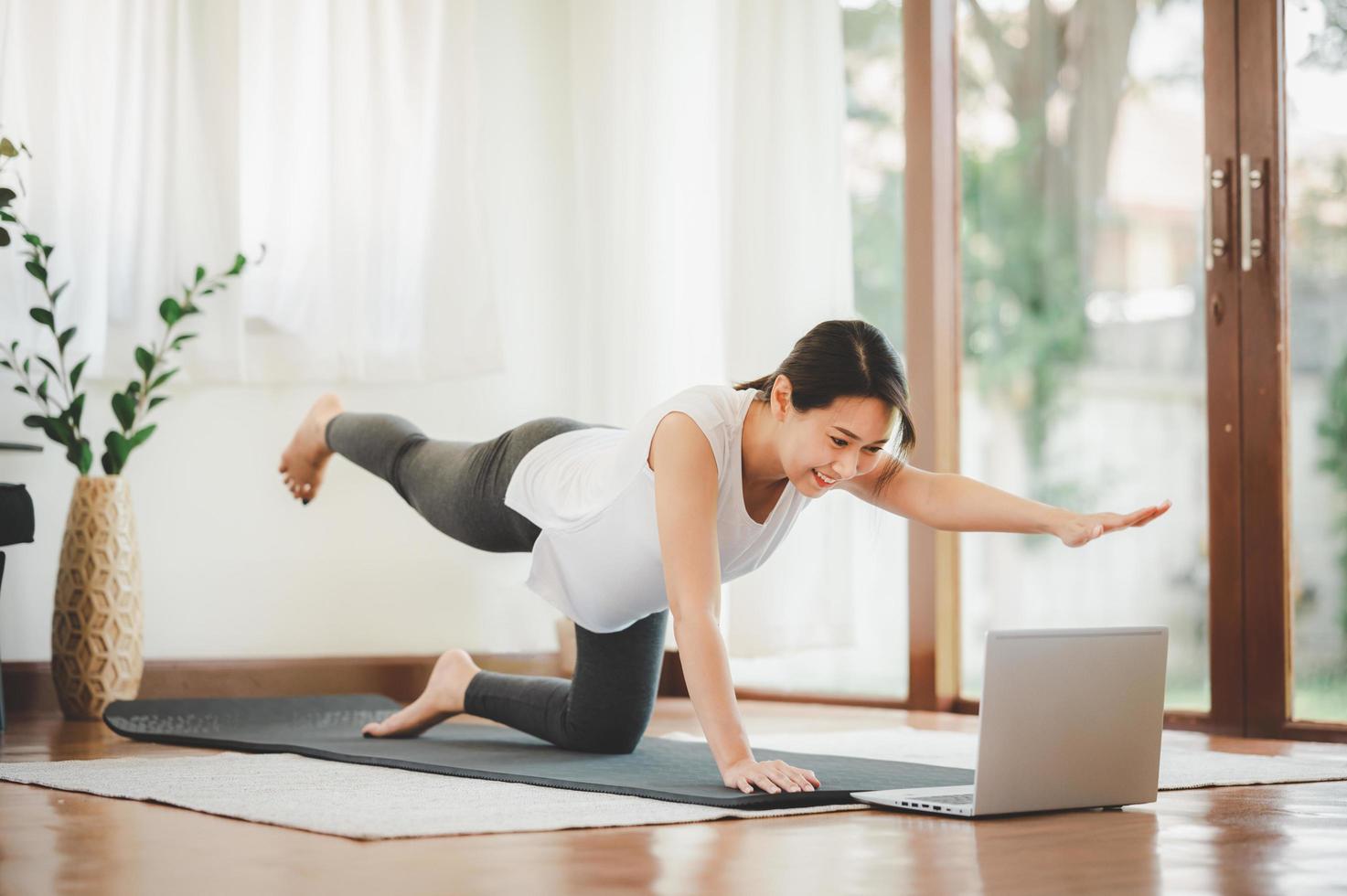 mujer practicamente ejercitando en casa foto