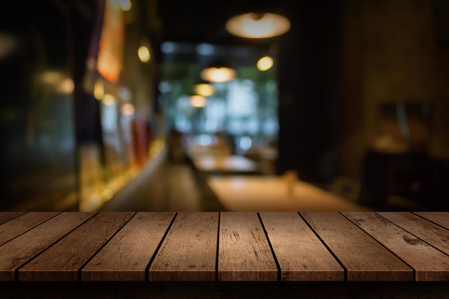Escena de restaurante borrosa con mesa vacía foto