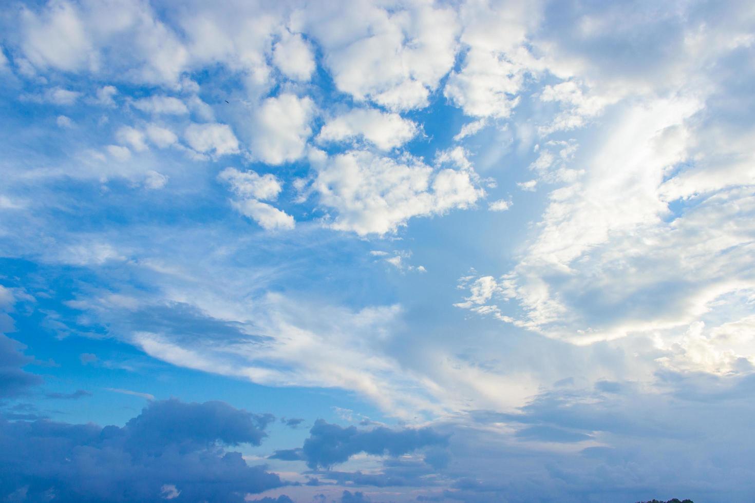 cielo azul nublado foto