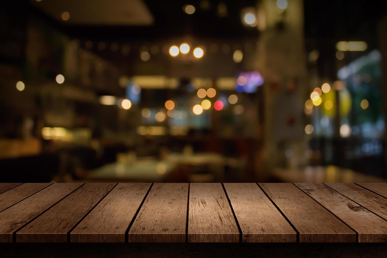 Escena de restaurante borrosa con mesa vacía foto