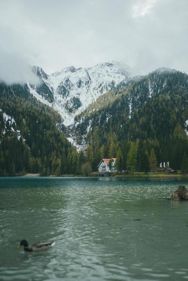 Tirol del sur, Italia, 2020 - vista a la montaña con lago foto