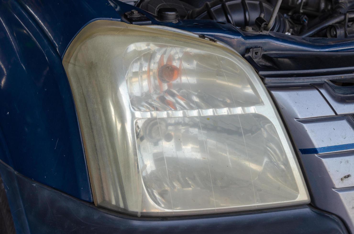 luz de cabeza de un coche azul foto