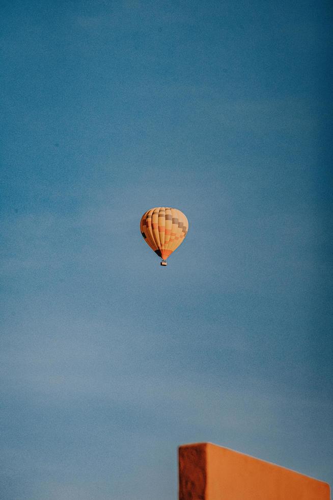 globo aerostático naranja en el cielo foto