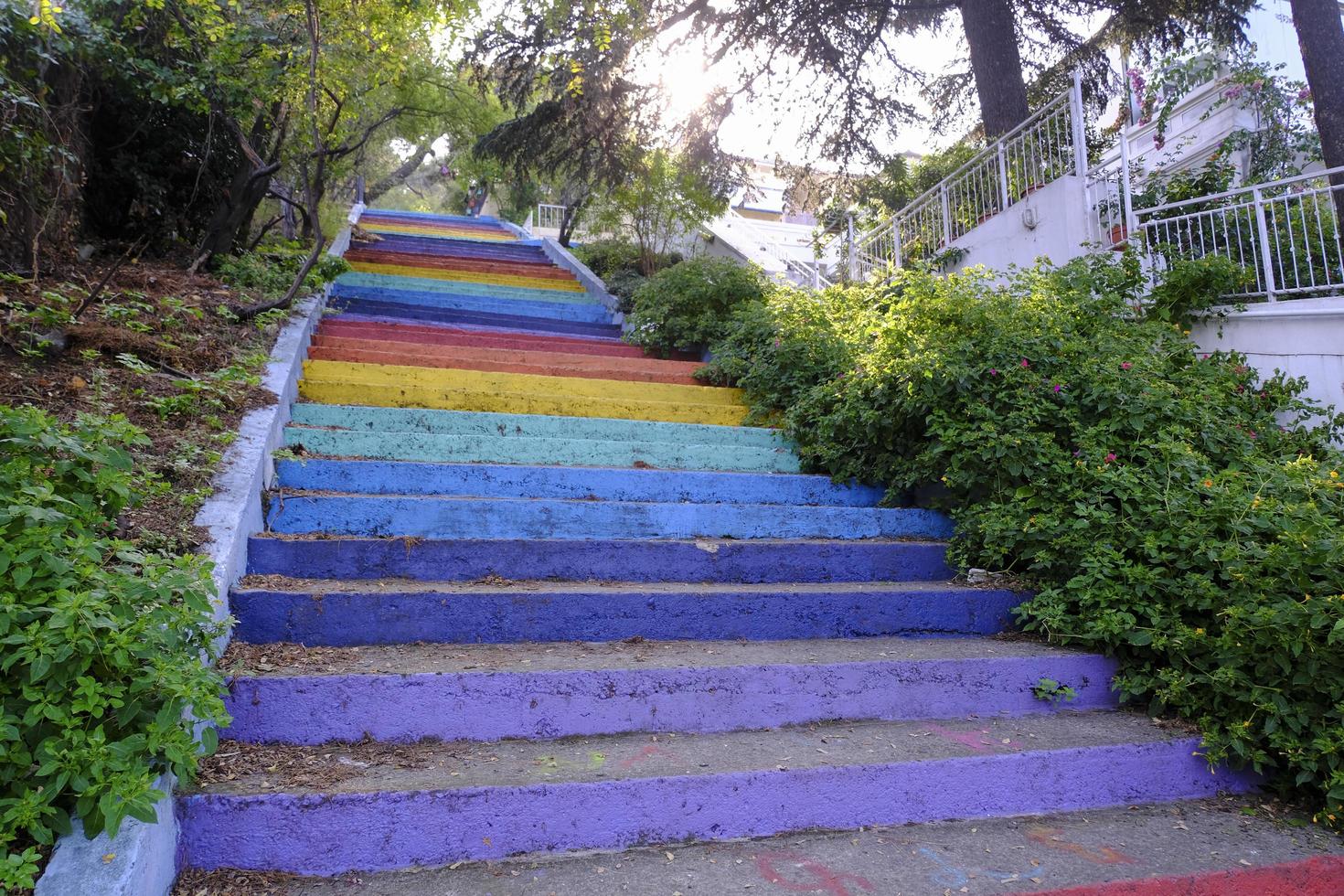 burgazada, turquía, 2020 - escalera colorida cerca de edificios foto