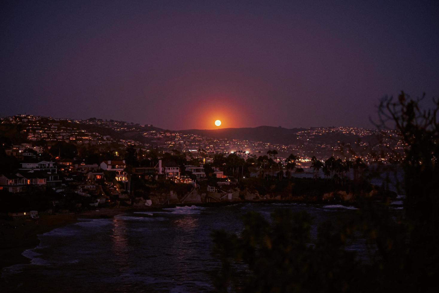 luces de la ciudad durante la noche foto