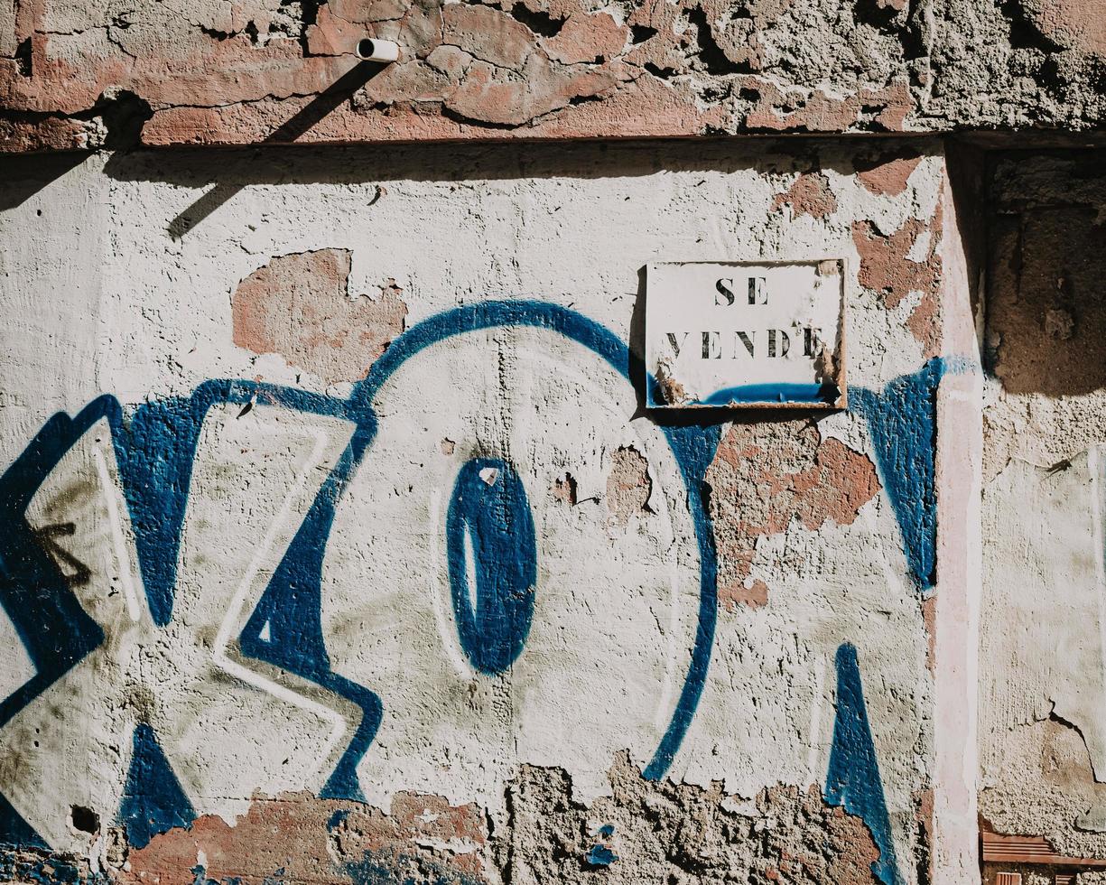 torrevieja, españa, 2020 - arte callejero azul y blanco foto